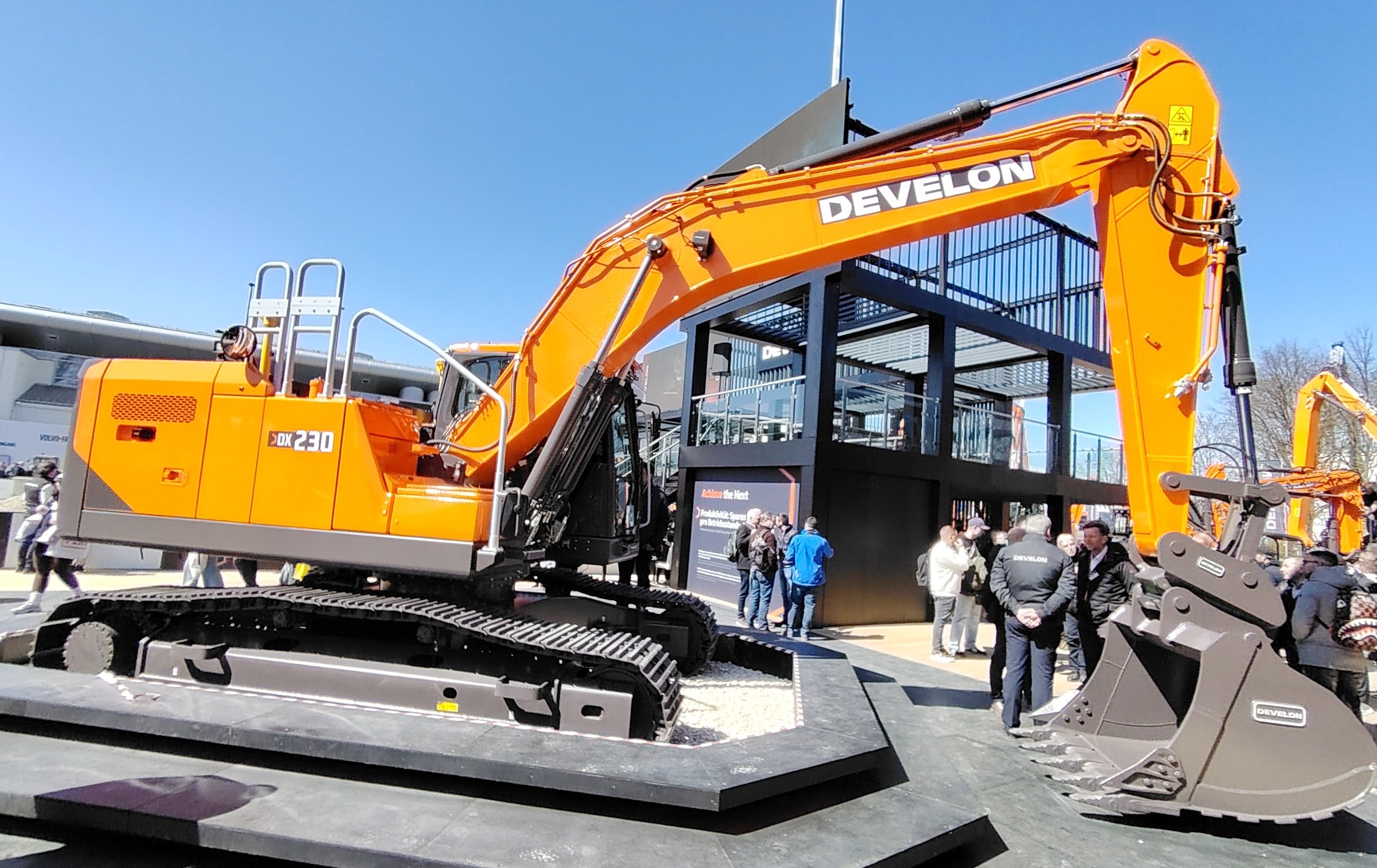 Develon DX230.jpg