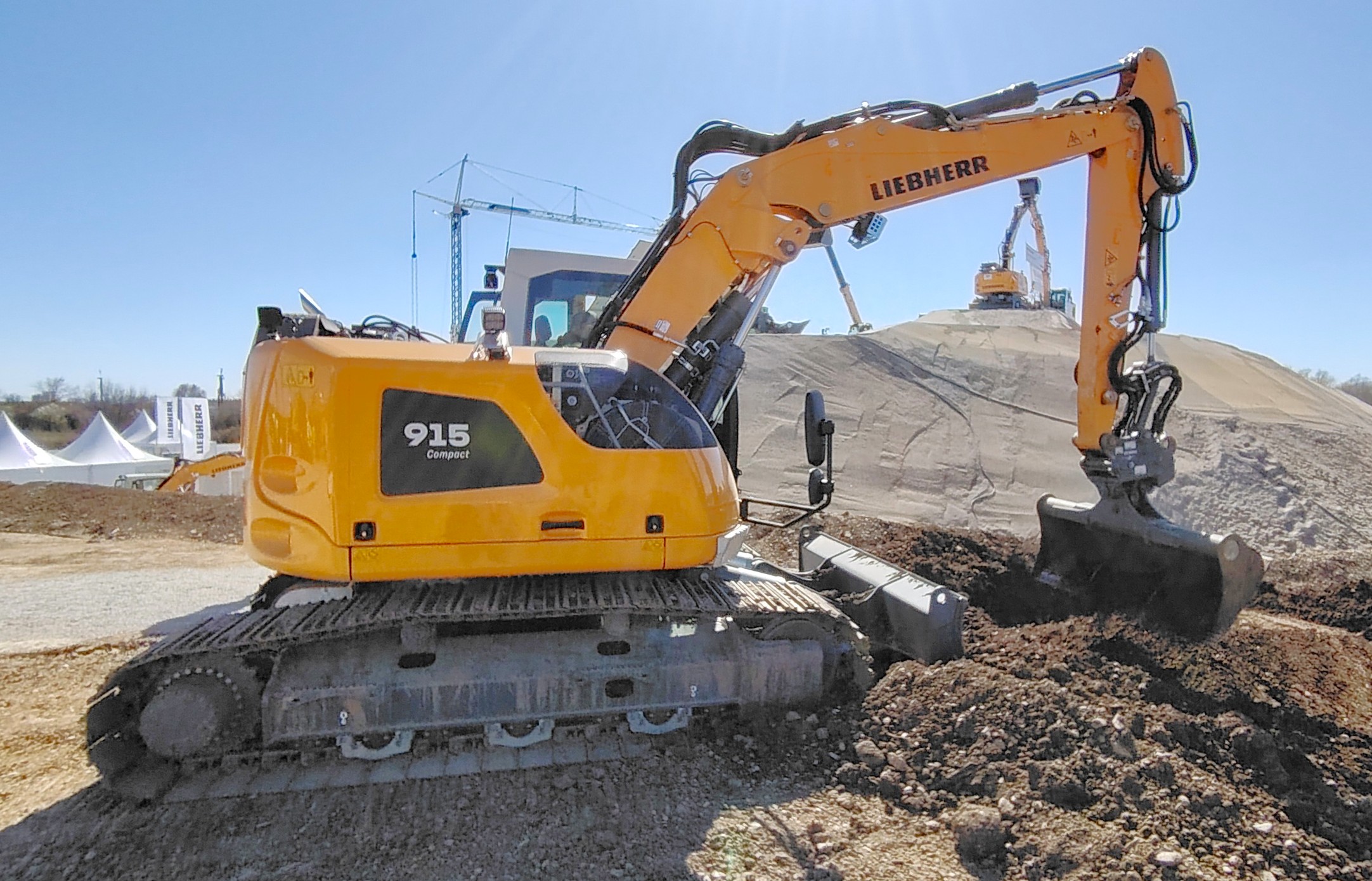 Liebherr R915c.jpg